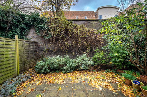 Photo 20 - JOIVY Homely 2 Bed Riverside Flat with Patio in Hammersmith