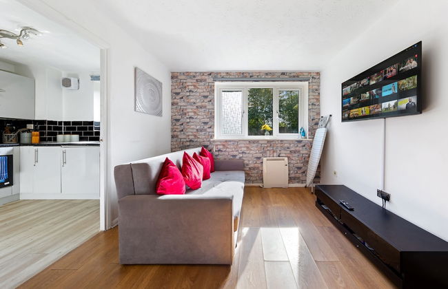 Stunning 1 Bedroom Apartment in Dagenham - Photo 11