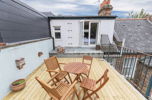 Photo 20 - JOIVY Charming 3 bed house with a rooftop terrace