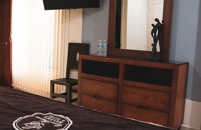 Hotel Casa Blanca & Suites - Photo 9
