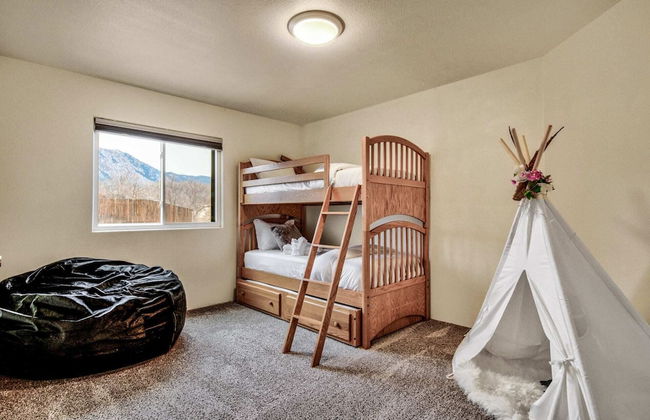 4brfireplace & Mountain Viewsdog-friendly & Hiking Nearby! - Photo 2