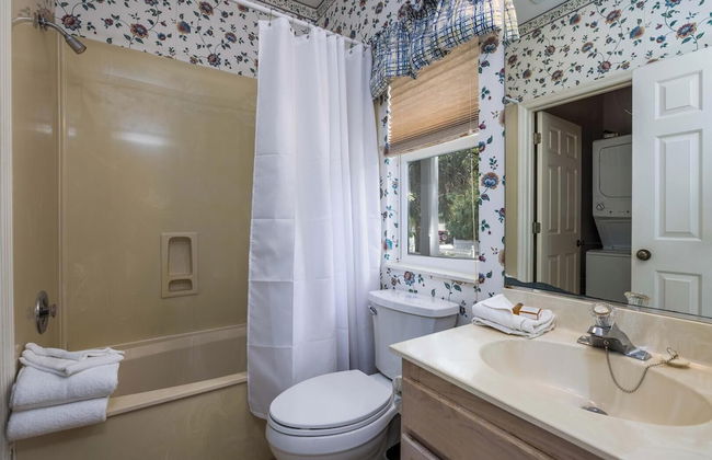 Spacious Two-story Home w/ Porch Views of Golf Course - Steps From Marina - Photo 10