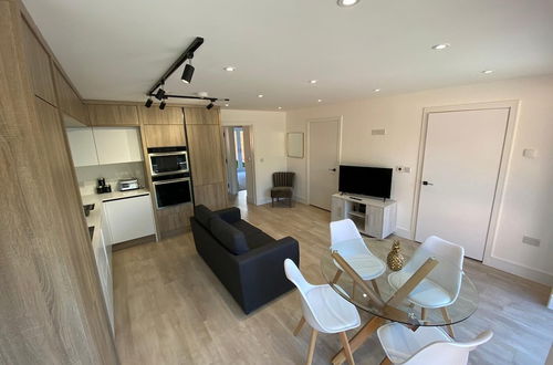 Photo 1 - Stylish 2 Bed 2 Bath Flat with Garden