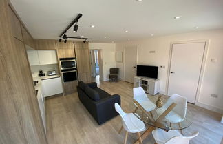 Foto 1 - Stylish 2 Bed 2 Bath Flat with Garden