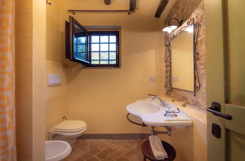 Photo 26 - Apartment in Chianti With Pool ID 3939