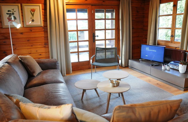Traditional Chalet with Sauna, Spa Tub, & Relaxation Space near La Roche - Foto 9