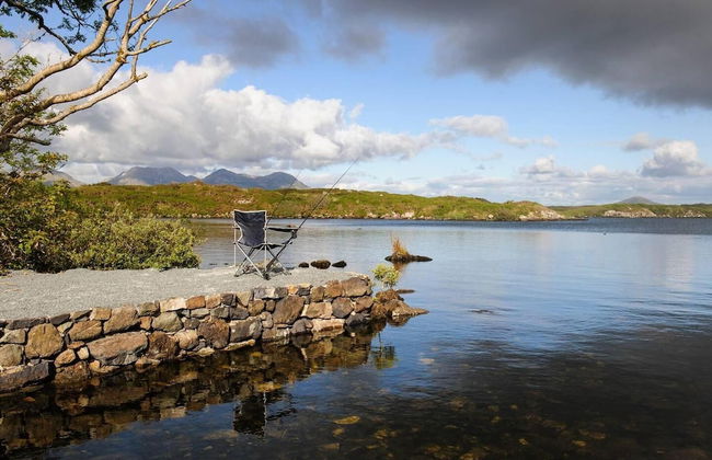 Leap Year Cottage by Lake Beaghcauneen in Clifden - Photo 30