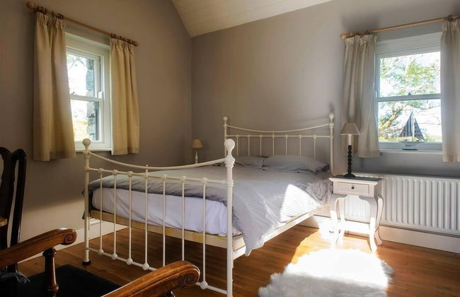 Leap Year Cottage by Lake Beaghcauneen in Clifden - Photo 5