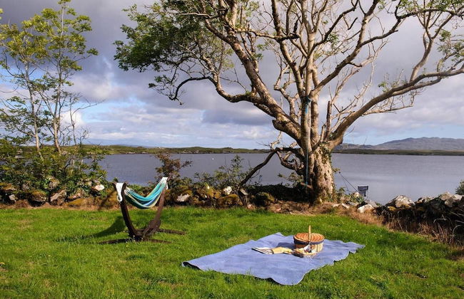 Leap Year Cottage by Lake Beaghcauneen in Clifden - Photo 26