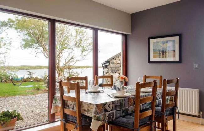 Leap Year Cottage by Lake Beaghcauneen in Clifden - Photo 21