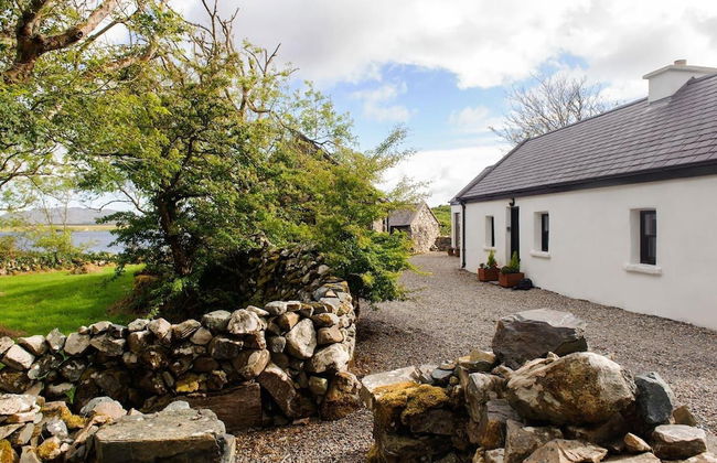 Leap Year Cottage by Lake Beaghcauneen in Clifden - Photo 1