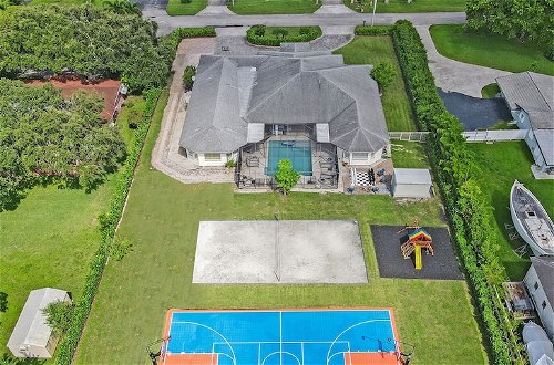Foto 47 - Luxurious 8BR Family Estate with Pool