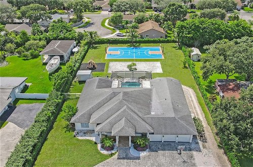 Foto 62 - Luxurious 8BR Family Estate with Pool