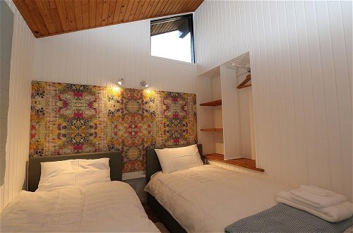 Foto 14 - Cosy Modern Nordic Lodge w/ Loch View & Log Burner