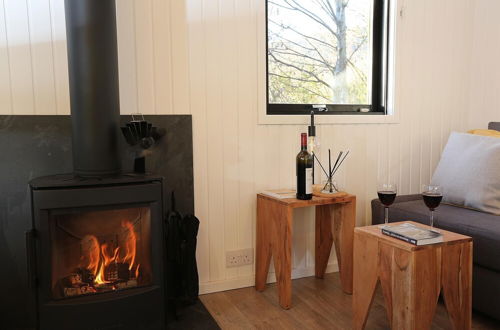 Foto 8 - Cosy Modern Nordic Lodge w/ Loch View & Log Burner