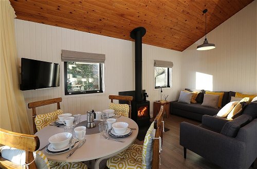 Foto 7 - Cosy Modern Nordic Lodge w/ Loch View & Log Burner