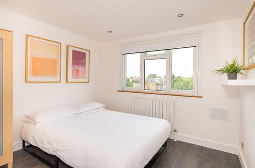 Photo 2 - Bright Aircon Apt Earls Court London