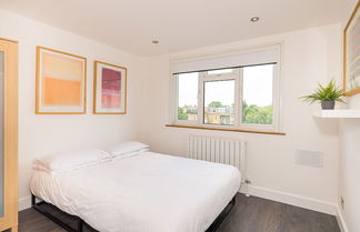 Photo 2 - Bright Aircon Apt Earls Court London