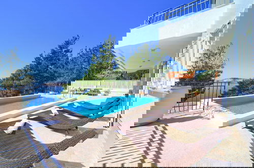 Foto 18 - Modern Villa in Cres With Pool