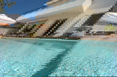 Foto 17 - Modern Villa in Cres With Pool