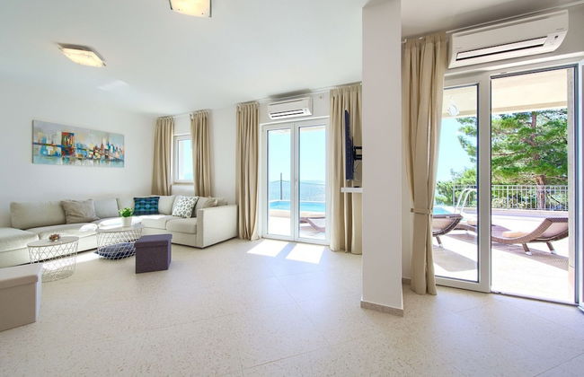 Villa in Cres With Sea Views & Pool - Foto 9