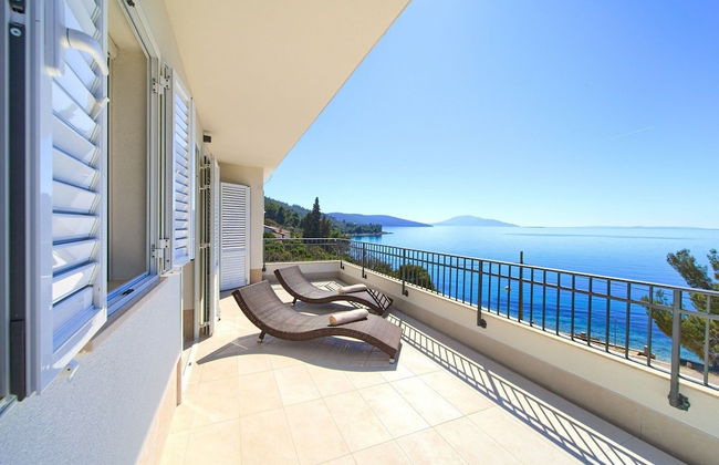 Villa in Cres With Sea Views & Pool - Photo 33