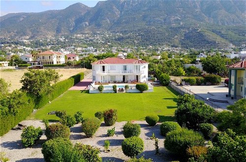 Foto 1 - Captivating 5-bed Villa With Private Pool & Garden