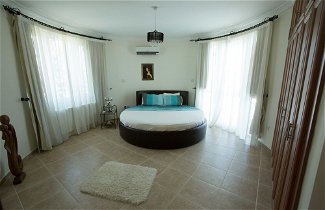 Foto 3 - Captivating 5-bed Villa With Private Pool & Garden