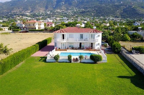 Foto 20 - Captivating 5-bed Villa With Private Pool & Garden