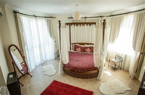 Photo 2 - Captivating 5-bed Villa With Private Pool & Garden