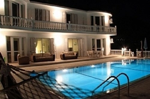 Photo 16 - Captivating 5-bed Villa With Private Pool & Garden