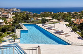 Foto 3 - Stylish Pool Side Apartment With Stunning sea View