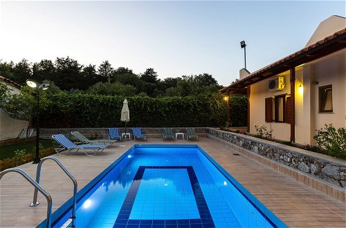 Foto 19 - Gorgeous Villa With Pool & Gardens