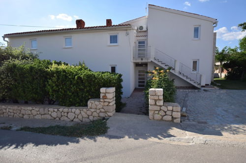 Foto 12 - Comfortable Apartment With Balcony Near the Beach