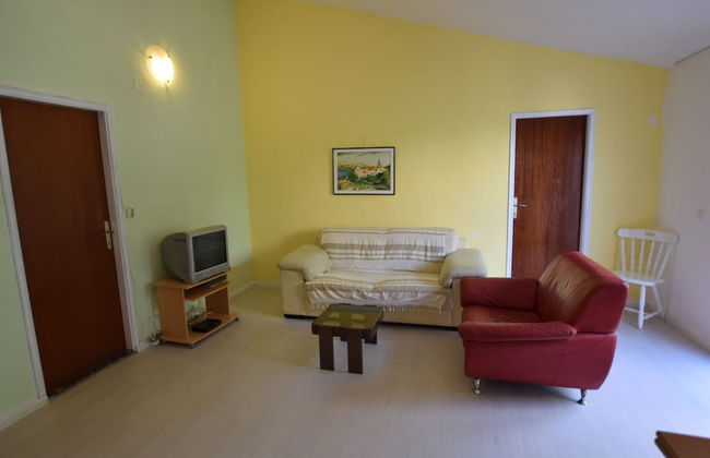 Comfortable Apartment With Balcony and Outdoor Kitchen - Photo 2