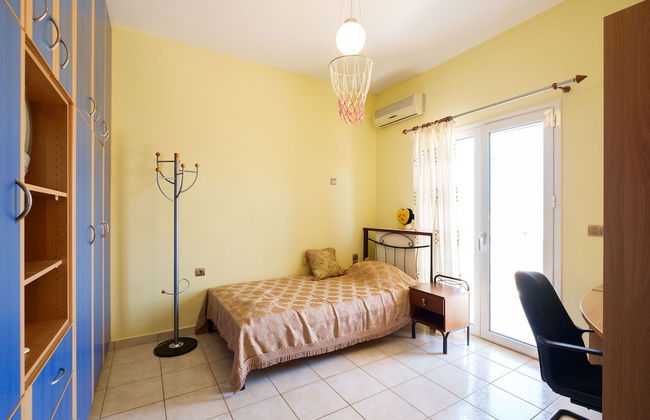 Relaxing Family Home near Beaches - Photo 13