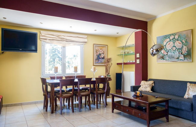 Relaxing Family Home near Beaches - Photo 17