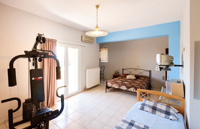 Relaxing Family Home near Beaches - Photo 4