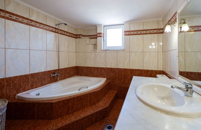 Relaxing Family Home near Beaches - Photo 35