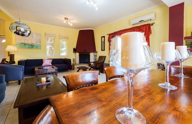 Relaxing Family Home near Beaches - Photo 23