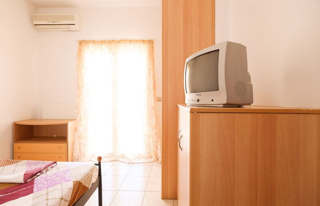 Relaxing Family Home near Beaches - Photo 11