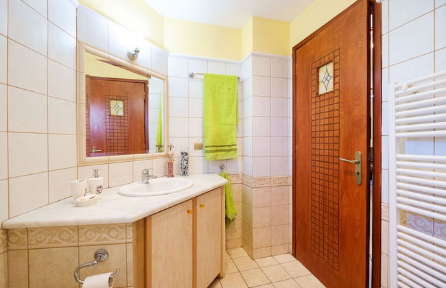 Relaxing Family Home near Beaches - Photo 33