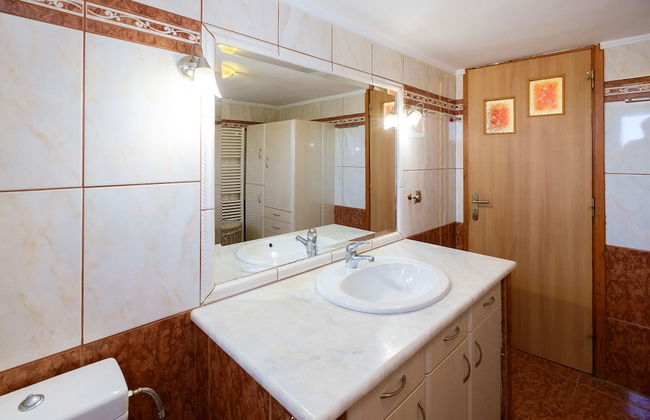 Relaxing Family Home near Beaches - Photo 36