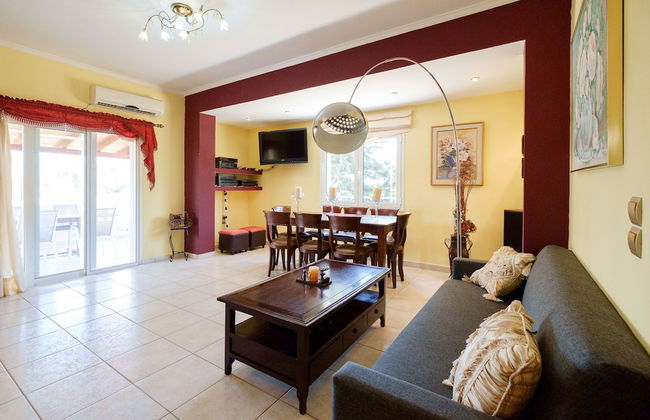 Relaxing Family Home near Beaches - Photo 22