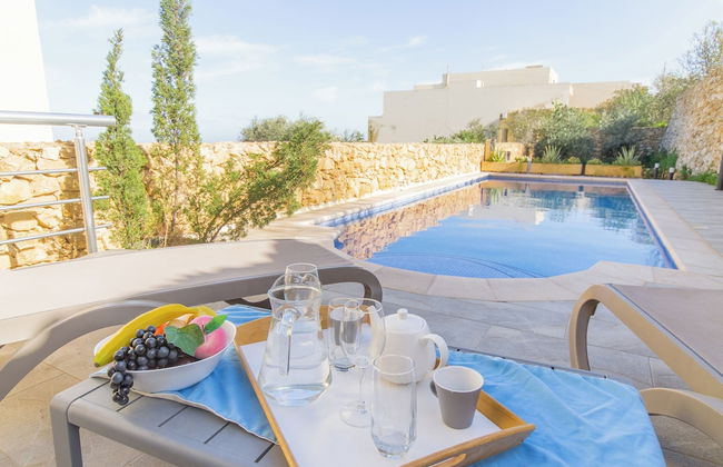 Ta'Siku Gozitan villa + Pool & hot tub - Photo 1