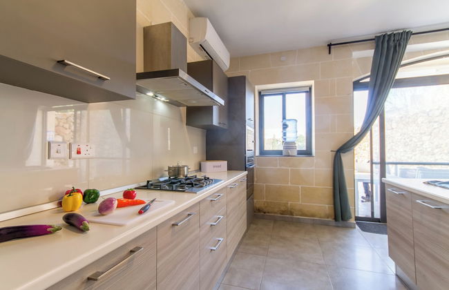 Ta'Siku Gozitan villa + Pool & hot tub - Photo 10