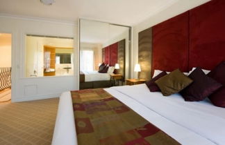 Photo 2 - Lakeside Suites 3