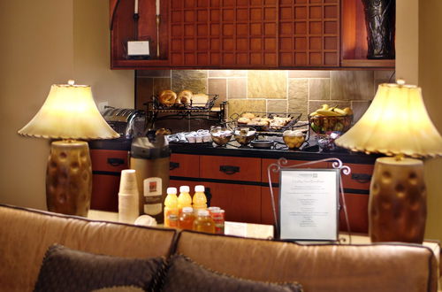 Photo 13 - Larkspur Landing Bellevue - An All-Suite Hotel