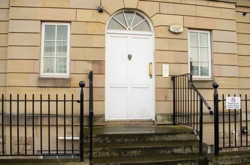 Photo 10 - Beautifully Renovated Apartment -central Edinburgh