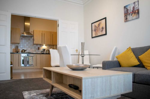 Photo 6 - Beautifully Renovated Apartment -central Edinburgh